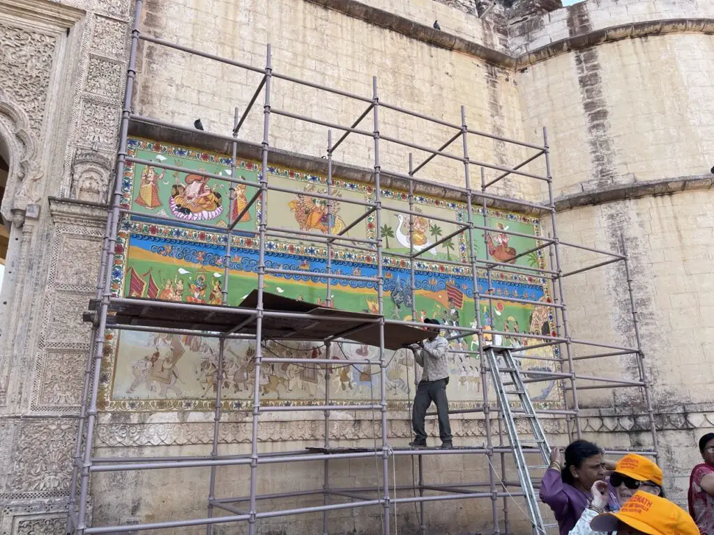restauration des fresques à l'entrée du palais royal de jodhpur
