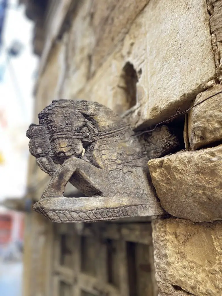 sculpture en bois d'un cheval sortant d'un mur à jaisalmer