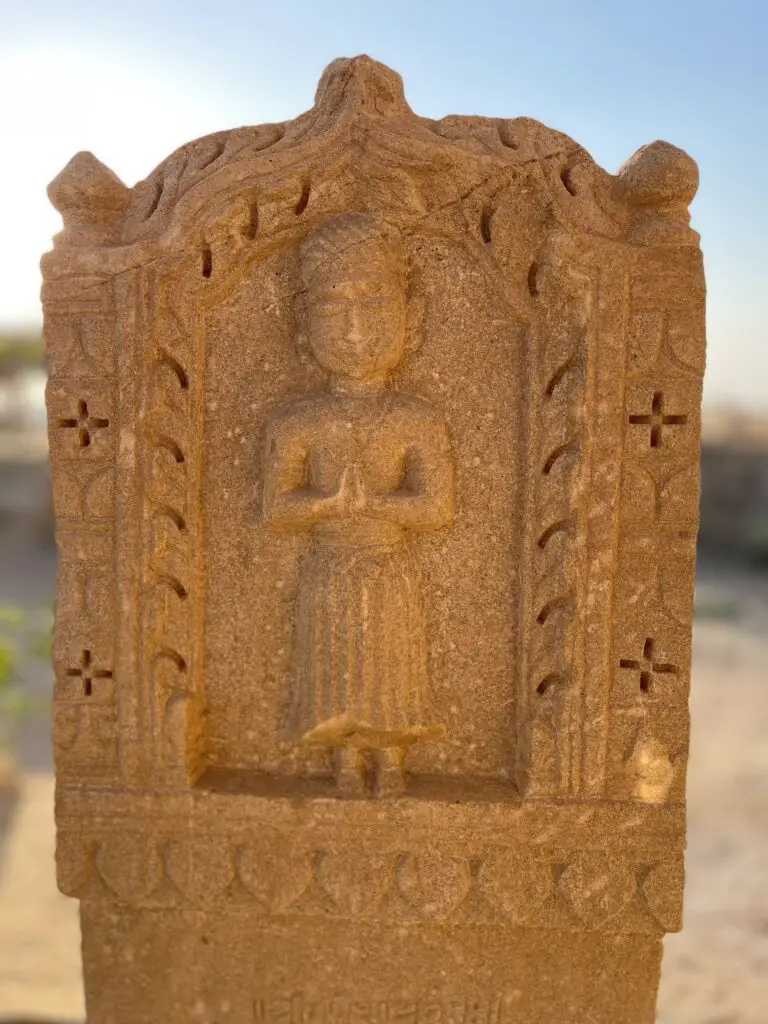 sculpture sur pierre au centre de crémation à jaisalmer au rajasthan