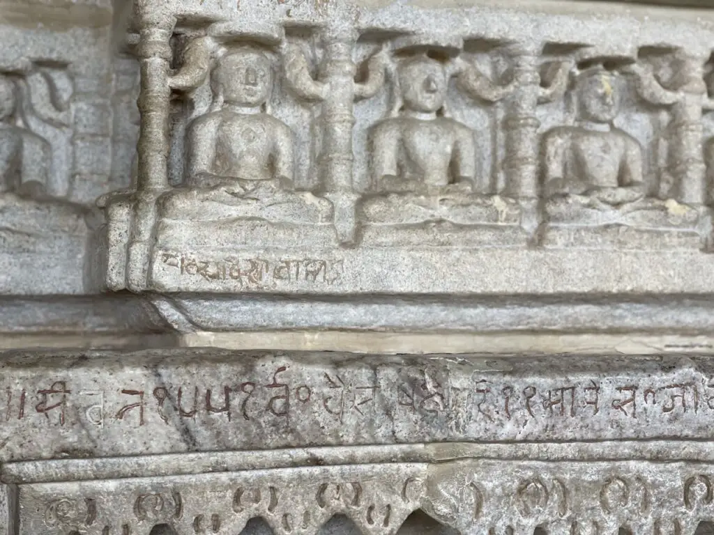 sculture dans le marbre au Temple jaïn à Ranakpur dans le rajasthan