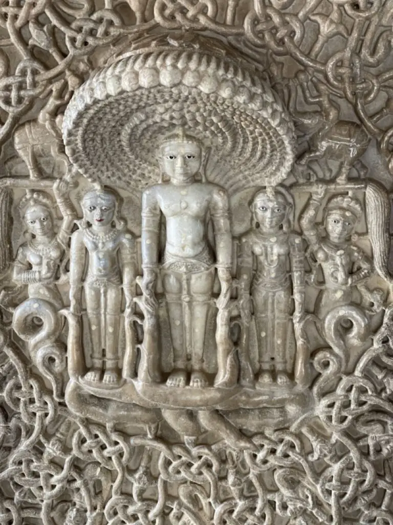 sculture dans le marbre au Temple jain d'Adinath à Ranakpur en Inde