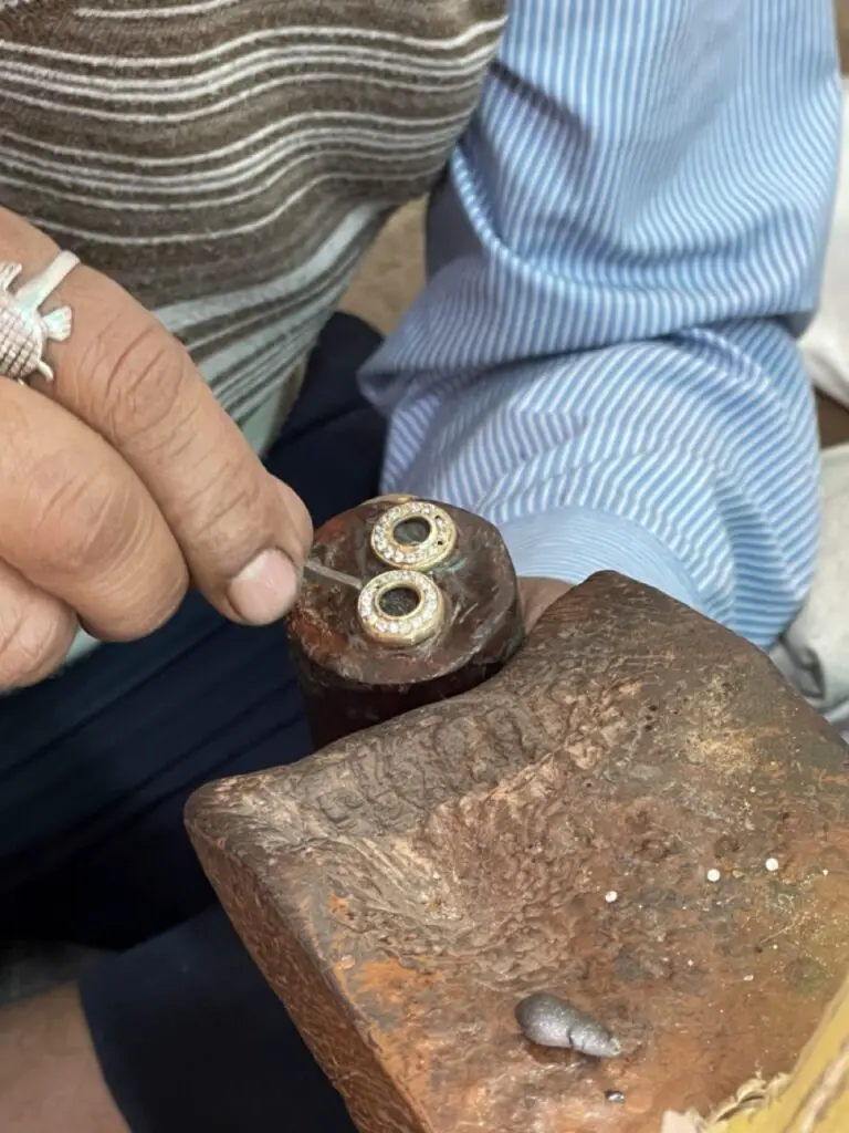 Sertissage de diamants sur boucle d'oreilles à jaipur