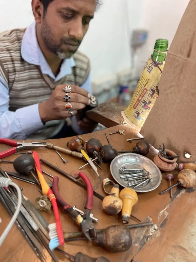 Sertissage pierres précieus sur boucle d'oreilles à jaipur