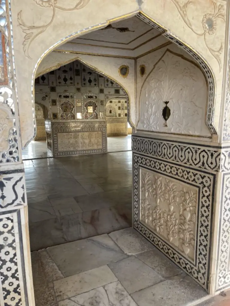 Sheesh Mahal le palais des miroirs à fort amber pres de jaipur