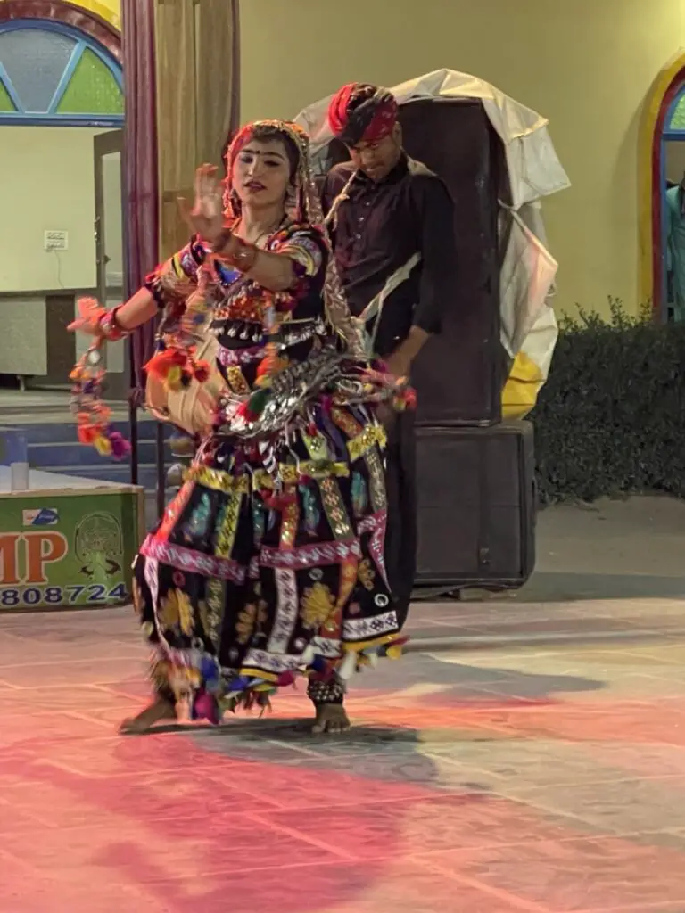 spectacle de danse traditionnelle du rajasthan dans le désert de sam