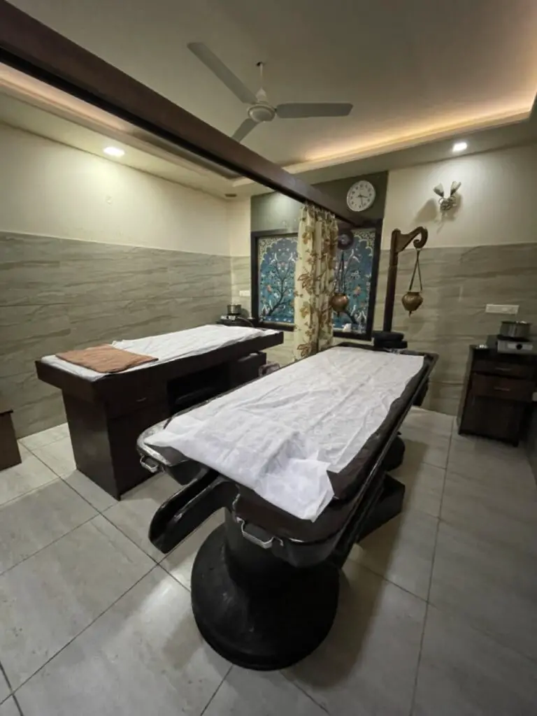 table de massage ayurveda au centre Kerala Ayurveda Kendra à jaipur