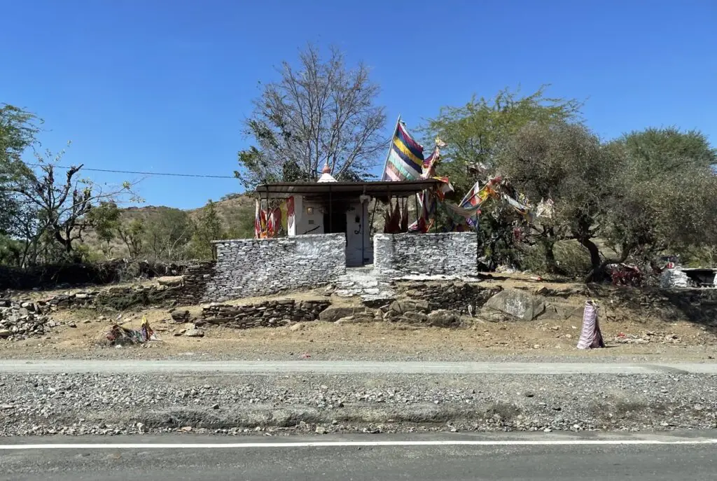 Temple au bord de la route vers jaipur