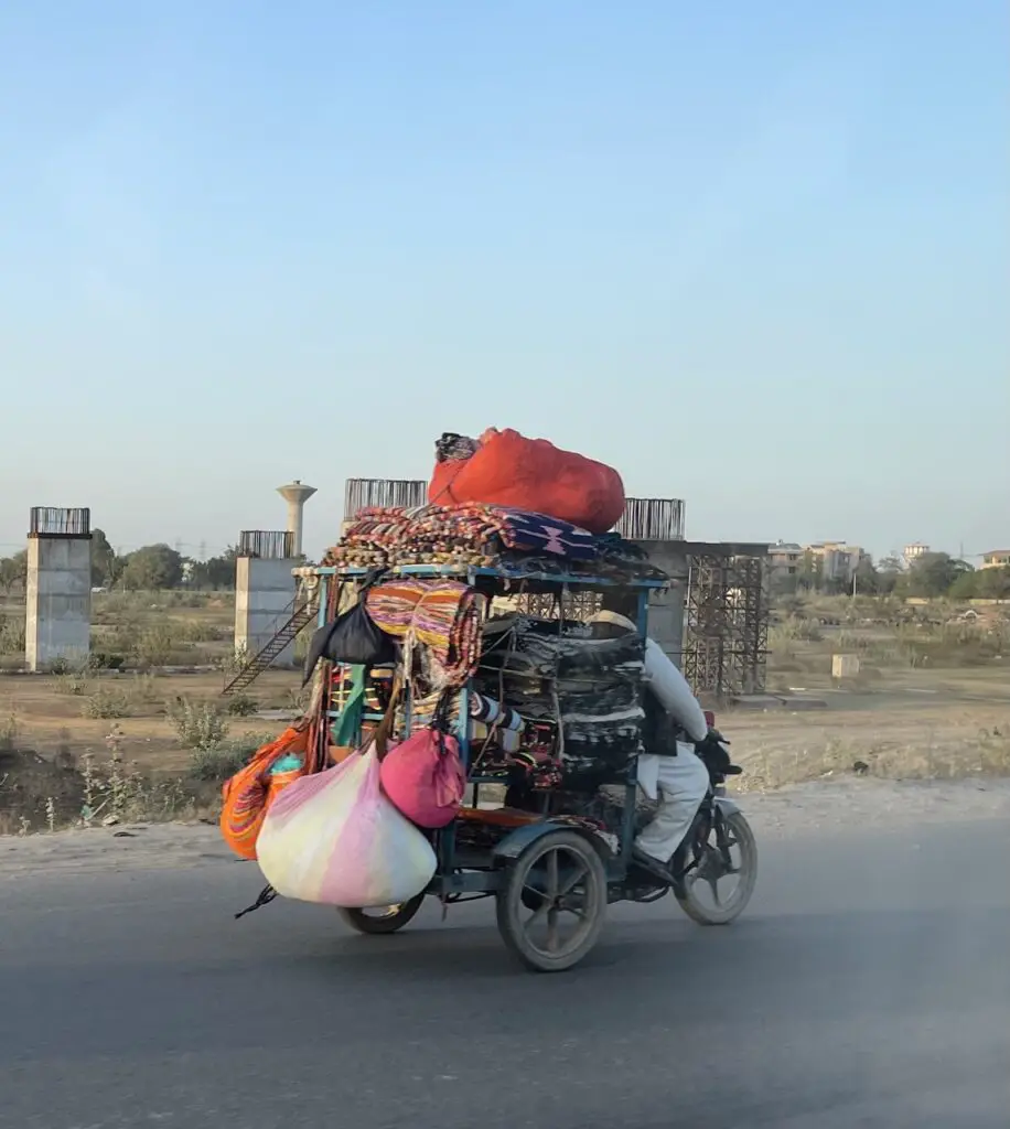 touk touk en inde transportant des tapis