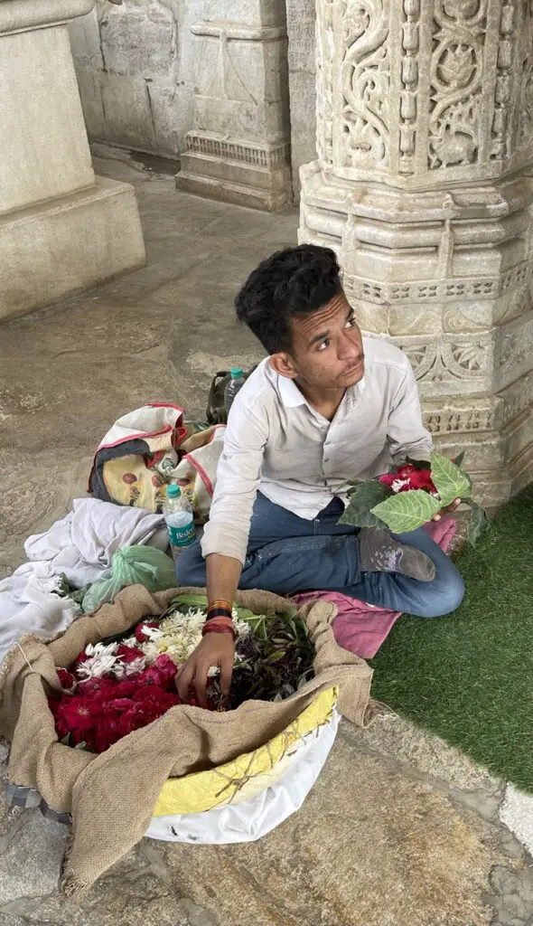 Vendeur de fleurs pour des offrandes au Temple jaïn à Ranakpur en Inde