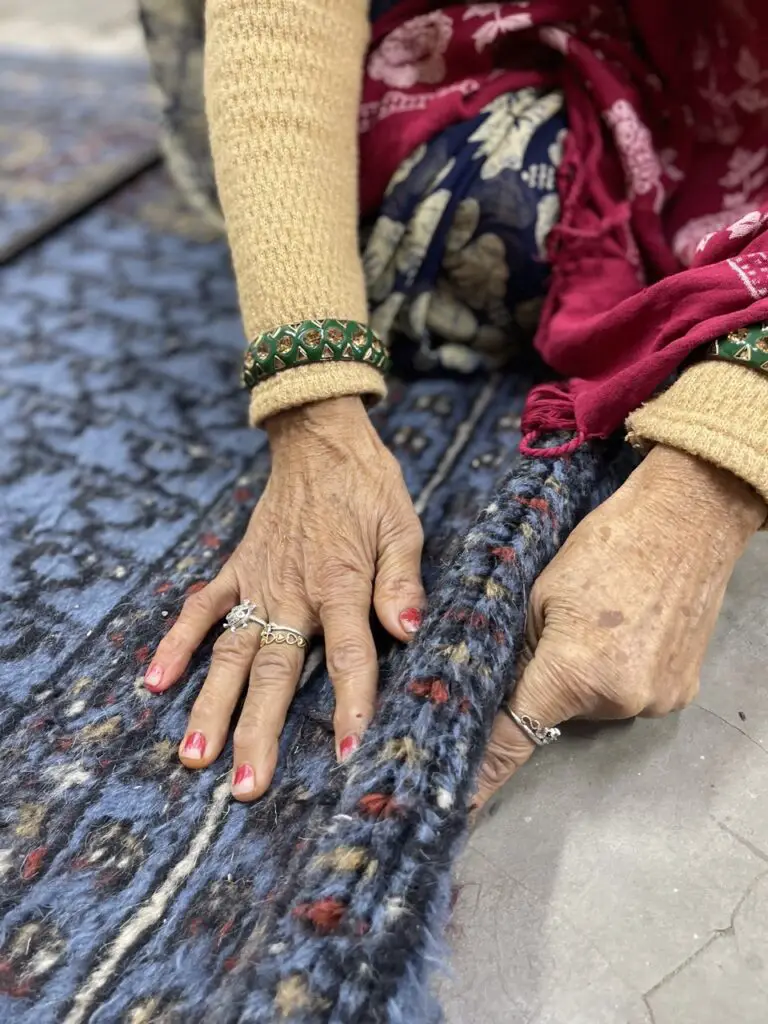vérification du travail de séparation des fils de laine d'un tapis à jaipur en inde