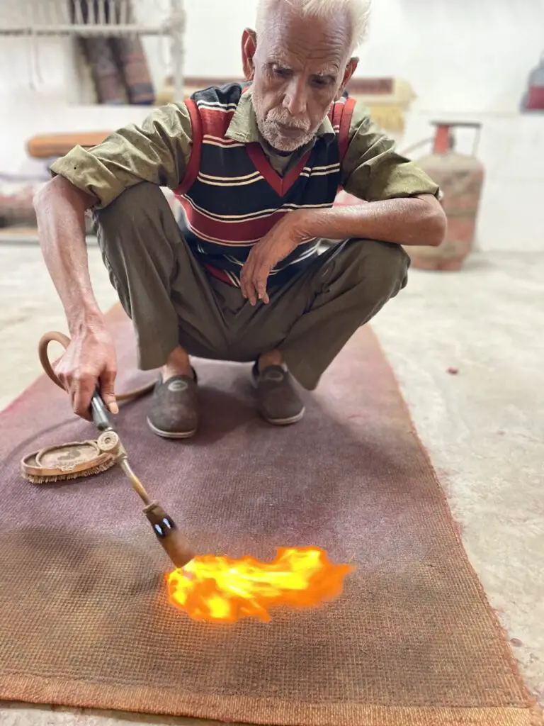 vérification d'un tapis en laine au chalumeau à jaipur