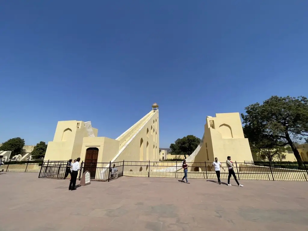 Vrihat Samrat Yantra est un instrument astronomique à Jantar Mantar mesurant le temps avec une précision de 2 secondes