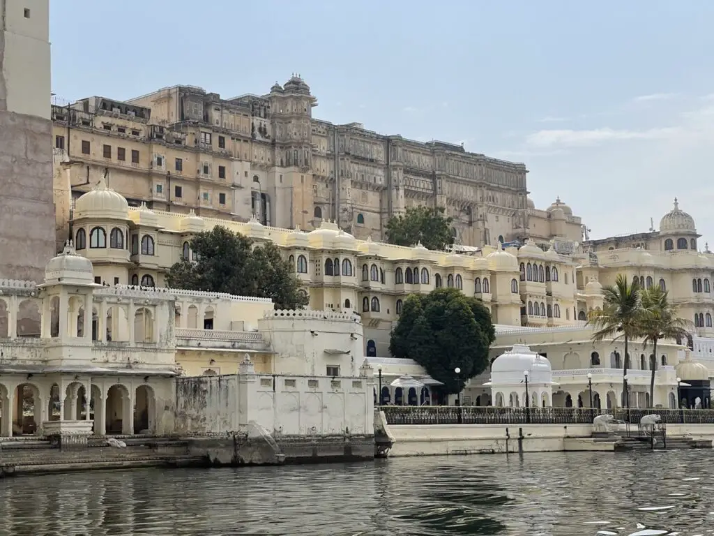 Vu depuis le lac Pichola sur le palais d'Udaipur