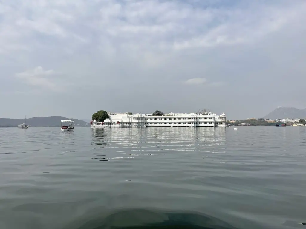 Vue sur l'hotel Taj Lake Palace d'Udaipur