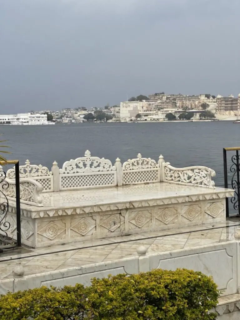 vue sur udaipur depuis le palais de jagmandir