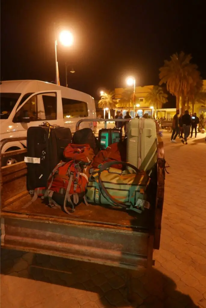 Arrivée à Figuig et transport des bagages dans un touk-touk