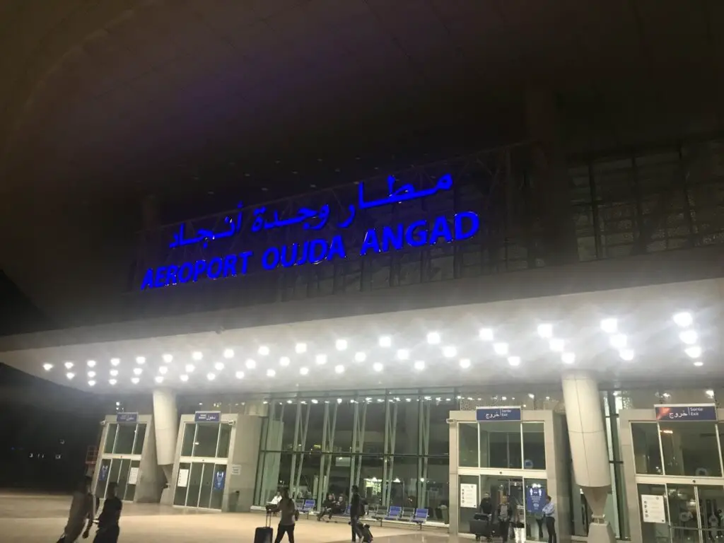 Arrivée de nuit à l'aéroport d'oujda au Maroc