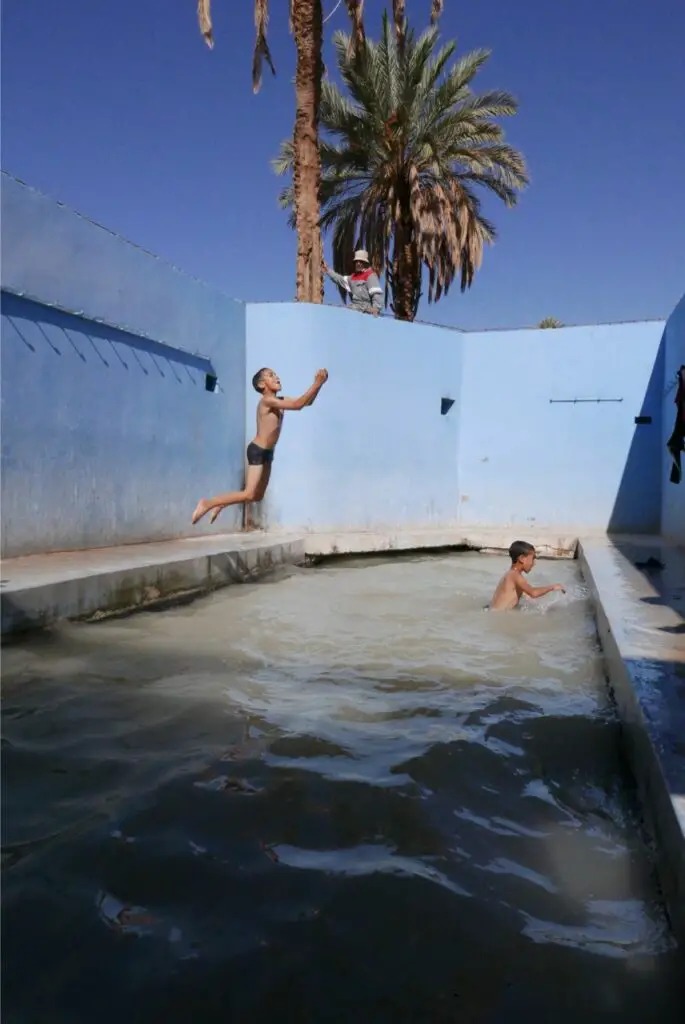 Baignade dans une des sources de la palmeraies de Figuig