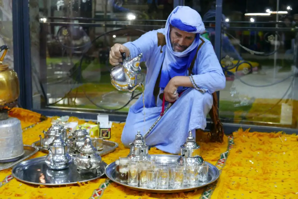 Berbère servant du thé à la menthe à une soirée traditionnelle marocaine à oujda