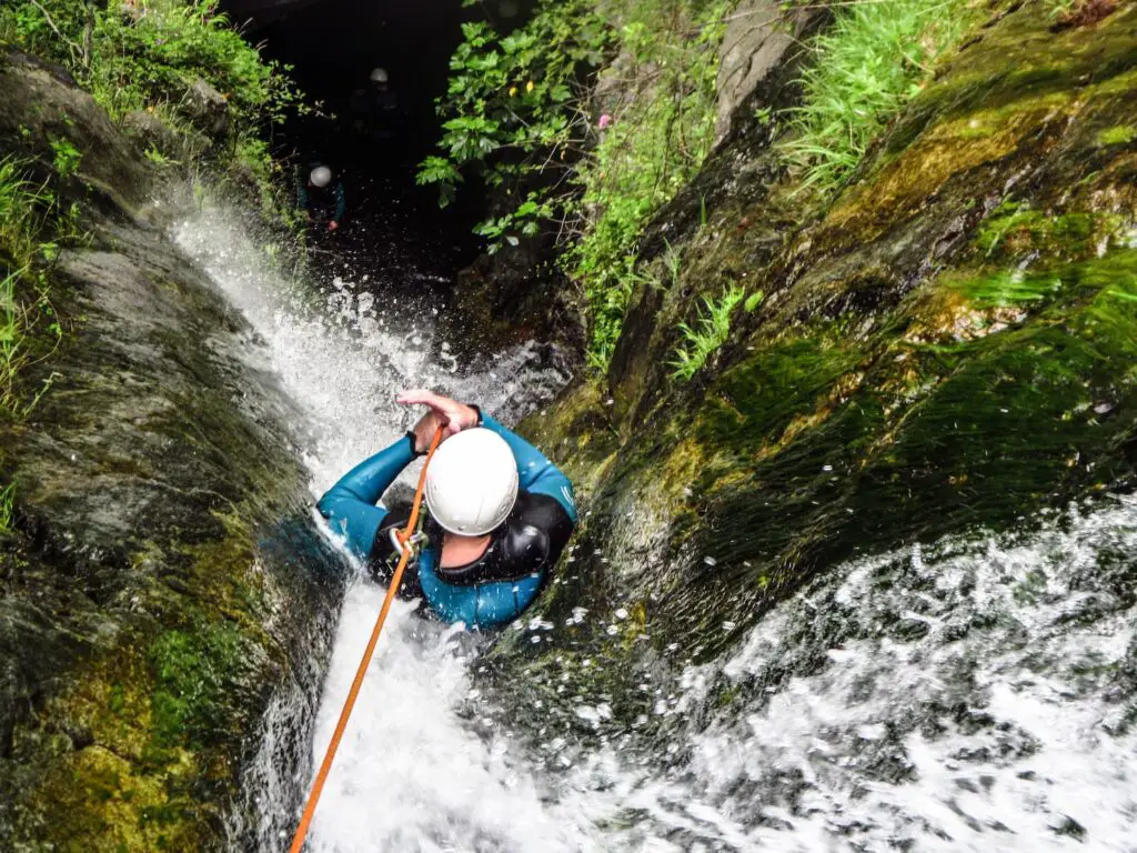 descente en Canyoning en eaux chaudes pres de font romeu