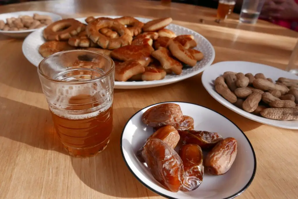 Dattes, thé à la menthe et cacahuètes pour terminer un bon repas marocain à la coopérative touristique Jubal de Tafoughalt