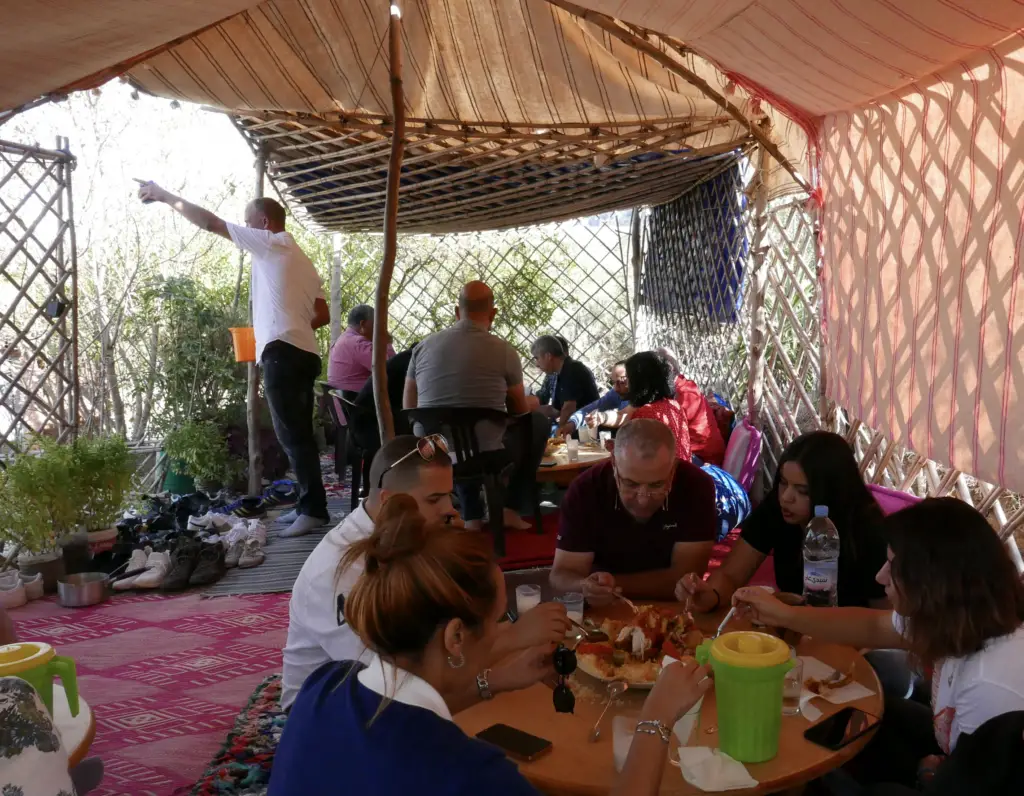 Dégustation d'un plat traditionnel marocain au frais à la Dattes, thé à la menthe et cacahuètes pour terminer un bon repas marocain à la coopérative touristique Jubal de Tafoughalt au Maroc