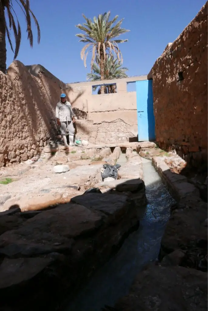 Départ depuis la source en plusieurs canaux de distribution dans la palmeraie de Figuig