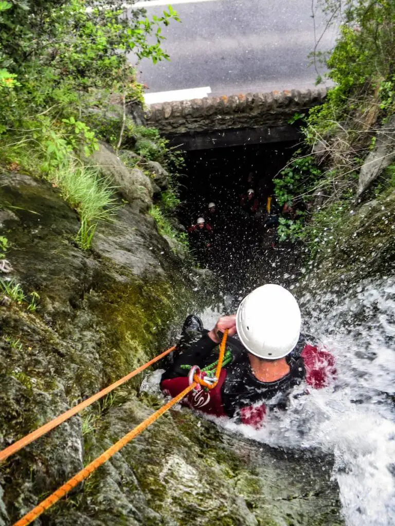 descente final en canyoning en eau chaude dans les pyrénées