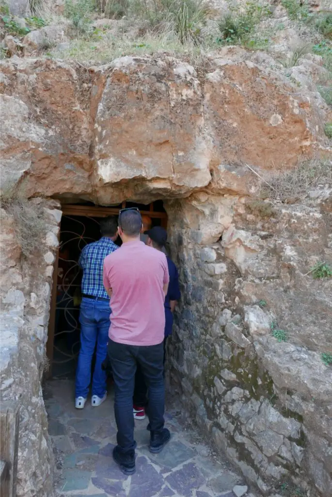 Entrée de la grotte du Chameau au Maroc dans la région de l'Oriental