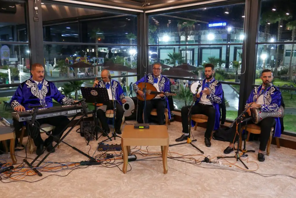 Groupe de musique traditionnel marocain lors d'une soirée festive