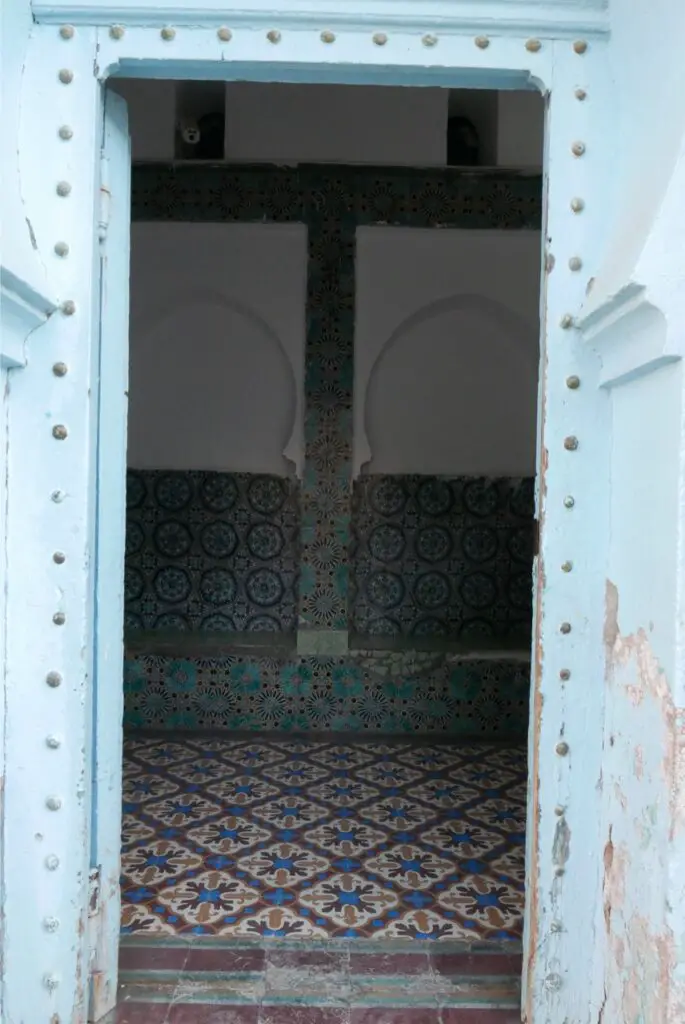 Intérieur d'une maison d'entrée avec une Porte en bois à la medina oujda dans la région de l'oriental