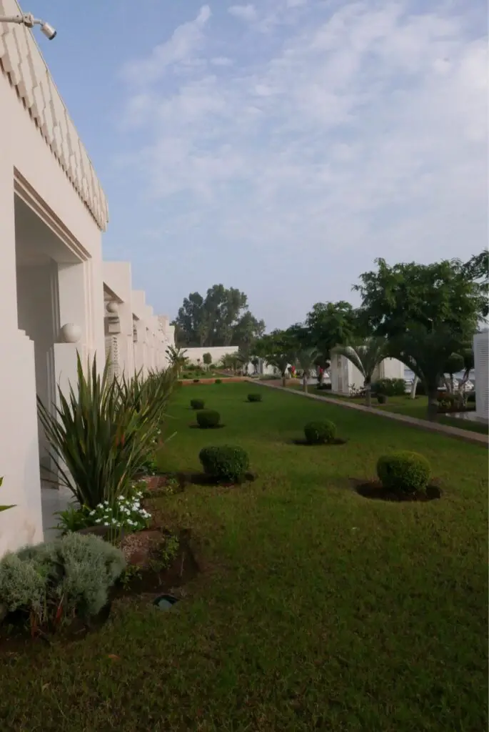 jardin devant les chambres de l'hôtel Marchica à Nador