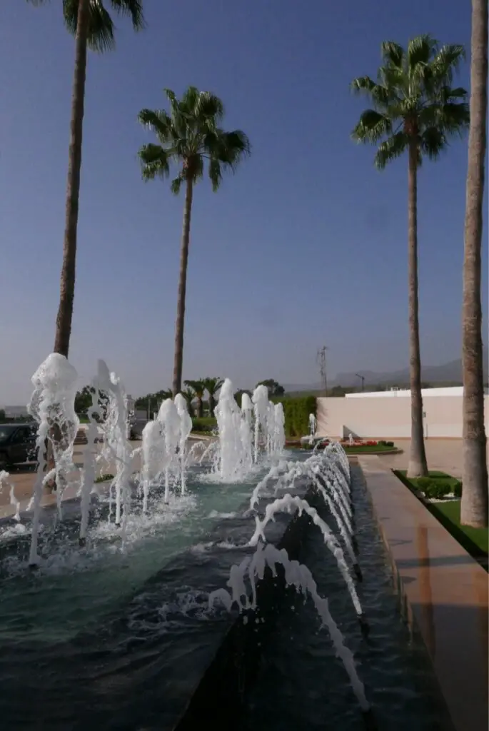 jet d'eau à l'entrée de l'hôtel Marchica à Nador au Maroc