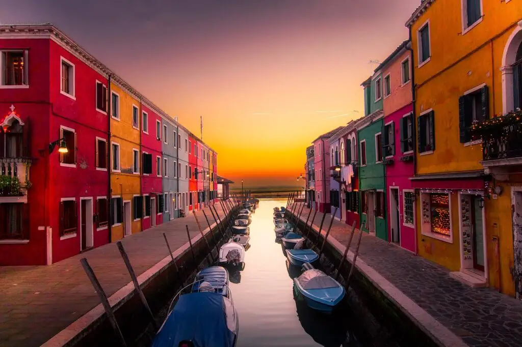 La belle île de Burano à Venise avec des couleurs intenses