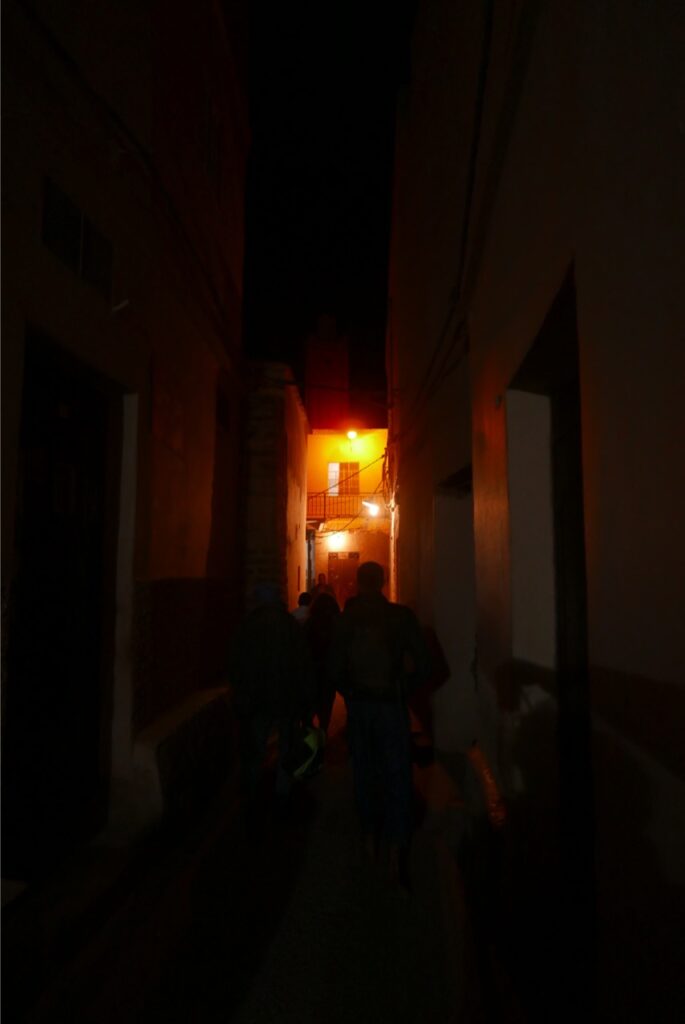 Labyrinthe de nuit dans le centre de Figuig au Maroc