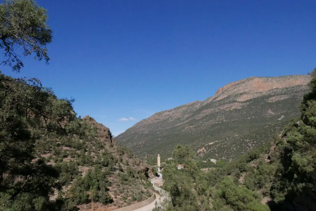 Le village au pied de la grotte du chameau et du canyon de zeguel