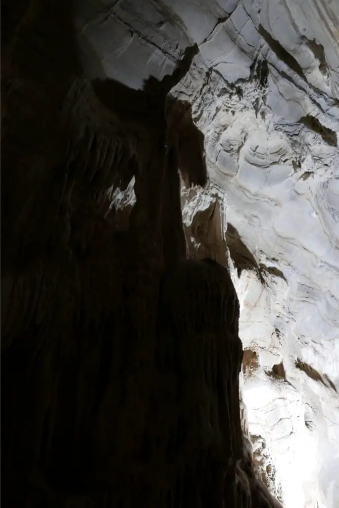 L'ombre d'un ange dans la grotte du chameau dans les montagnes de Beni Snassen au Maroc