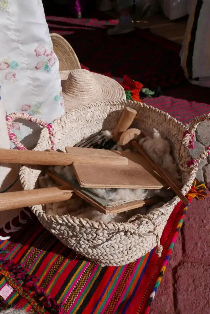 Matériel pour le travail traditionnel de la laine à la ville de Figuig au Maroc