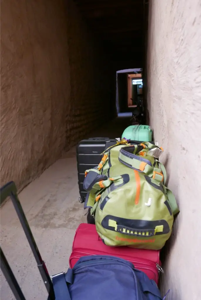 Nos bagages en attendant la remorque tracté par une mobylette