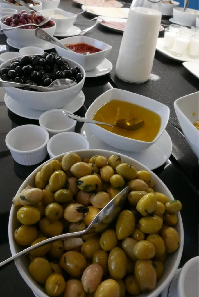 PDJ traditionnel avec des olives et huiles d'olives et continental au Marchica Lagoon Resort à Nador au Maroc