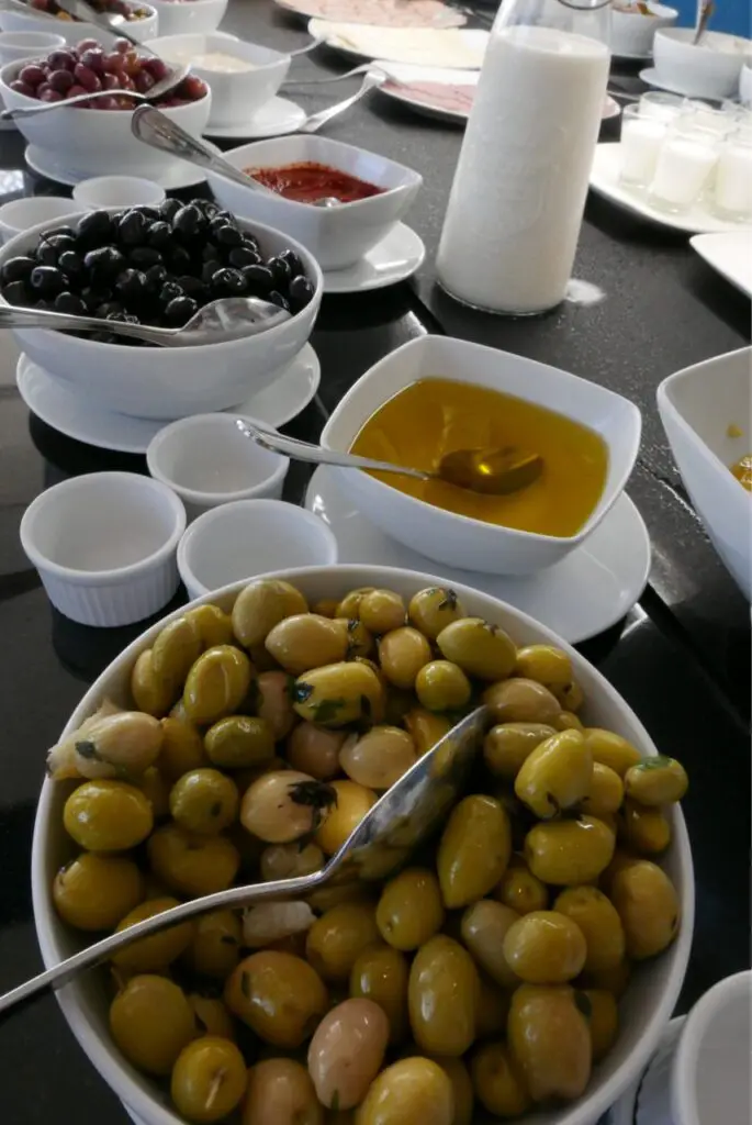 PDJ traditionnel avec des olives et huiles d'olives et continental au Marchica Lagoon Resort à Nador au Maroc