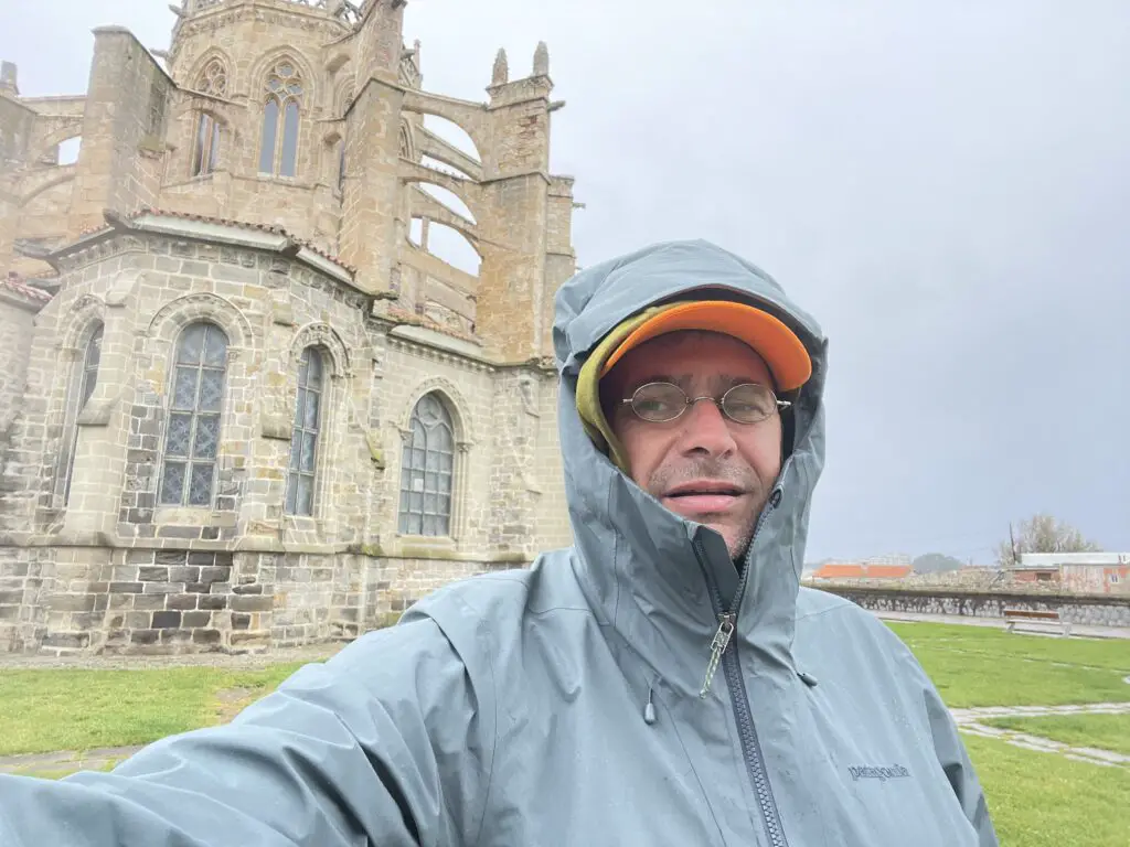 Pluie sur le chemin de Saint jacques de comoostelle en Espagne pour tester la veste Patagonia en Gore-Tex