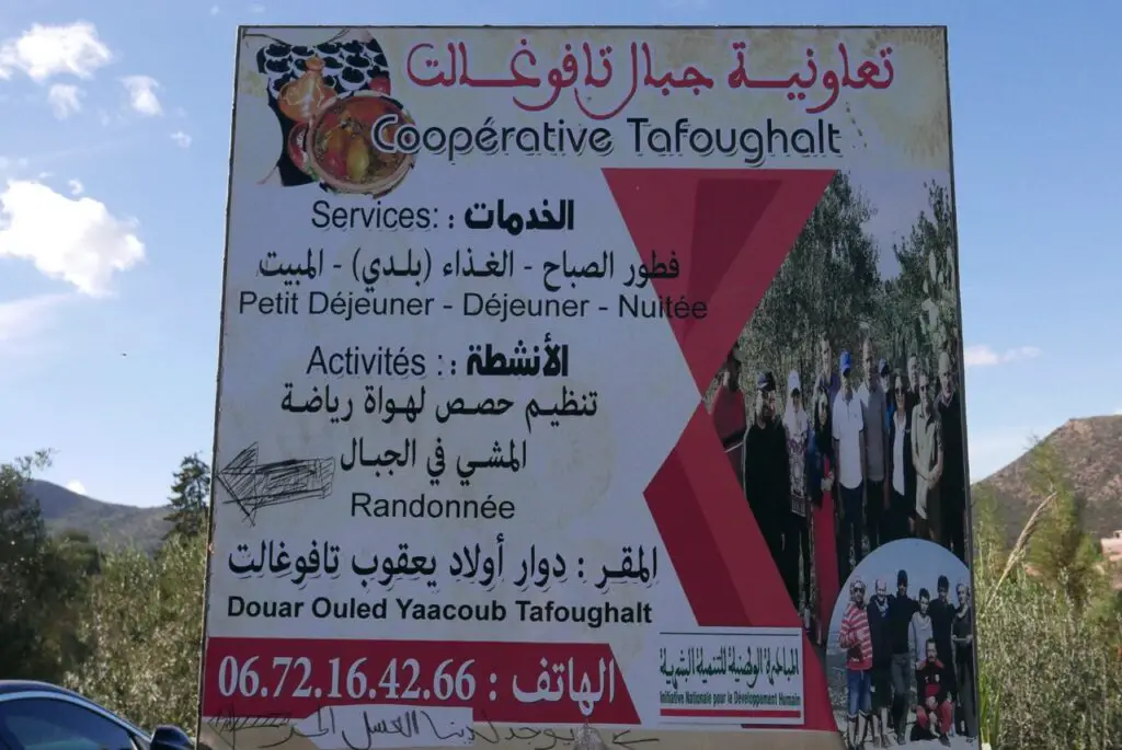 Repas à la coopérative touristique jibal tafoughalt au Maroc