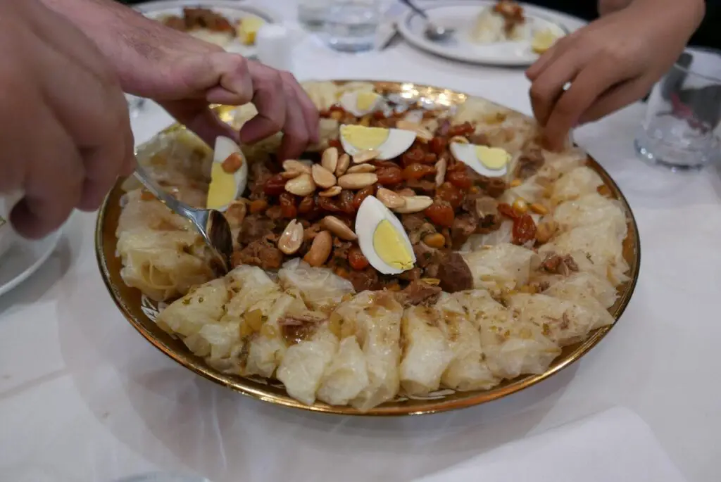 Rfissa un plat traditionnel typiquement marocain que l'on mange avec les mains