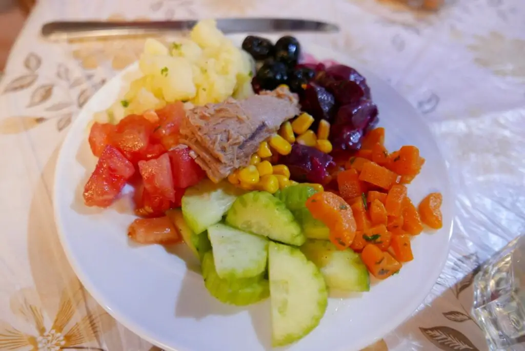 Salade marocaine avec tomate thon olive