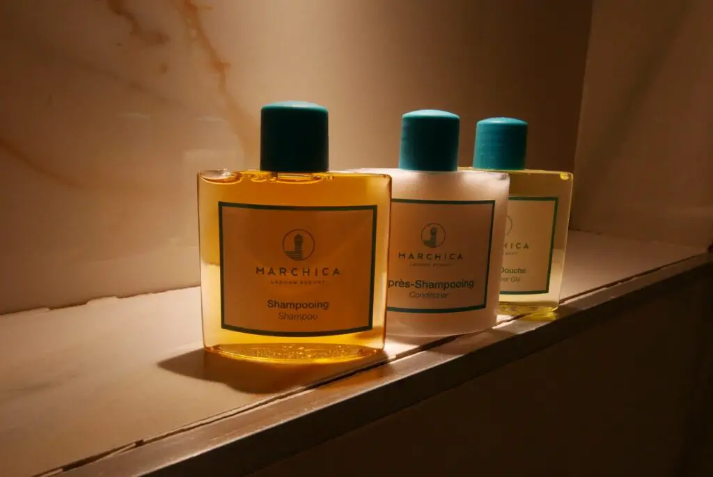 savon et shampoing dans la Salle de bain de ma chambre de l'hôtel Marchica à Nador au Maroc