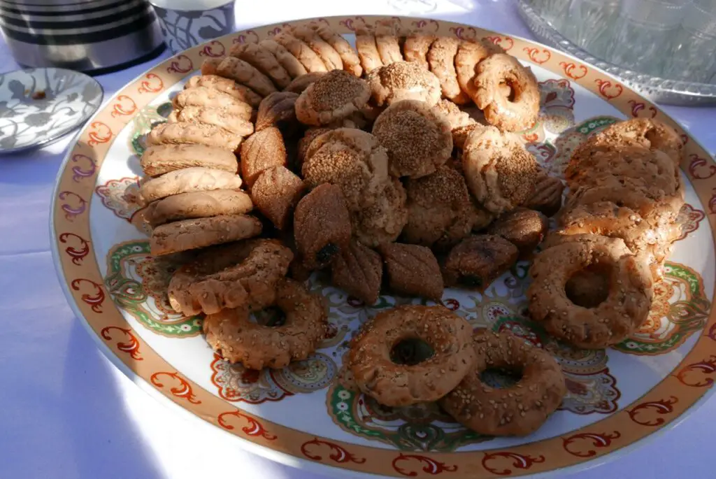 Table d'accueil avec assiette de patisserie marocaine de la ferme équestre Yassmine près de berkane