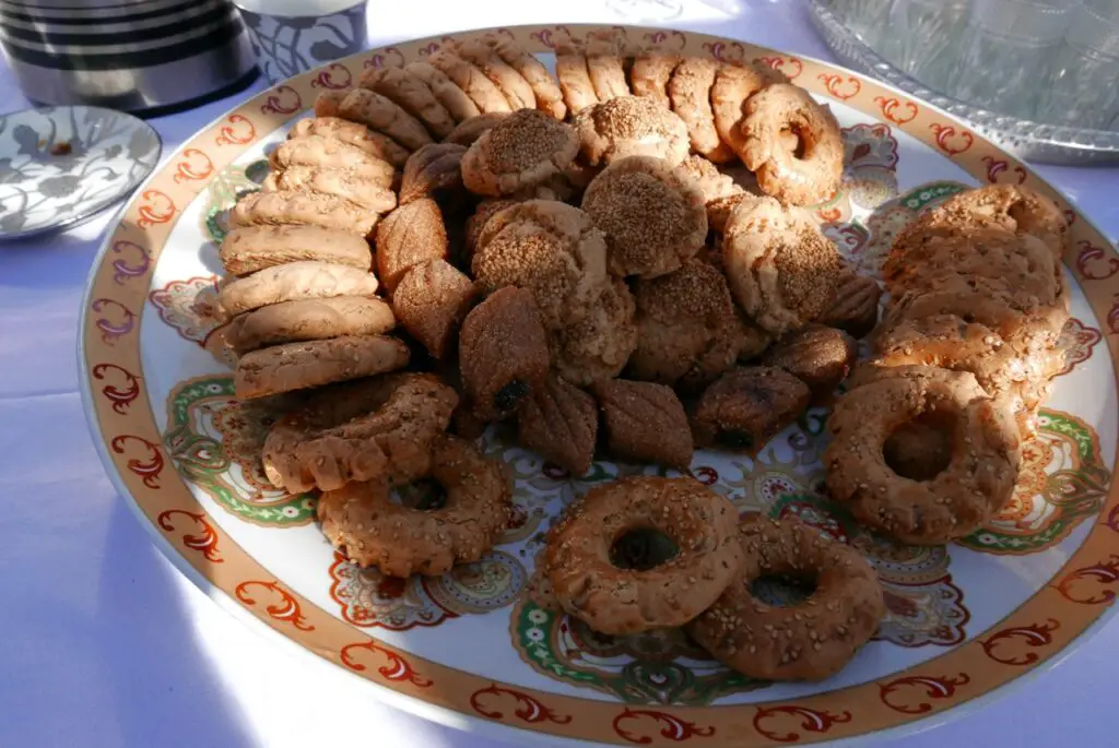 Table d'accueil avec assiette de patisserie marocaine de la ferme équestre Yassmine près de berkane