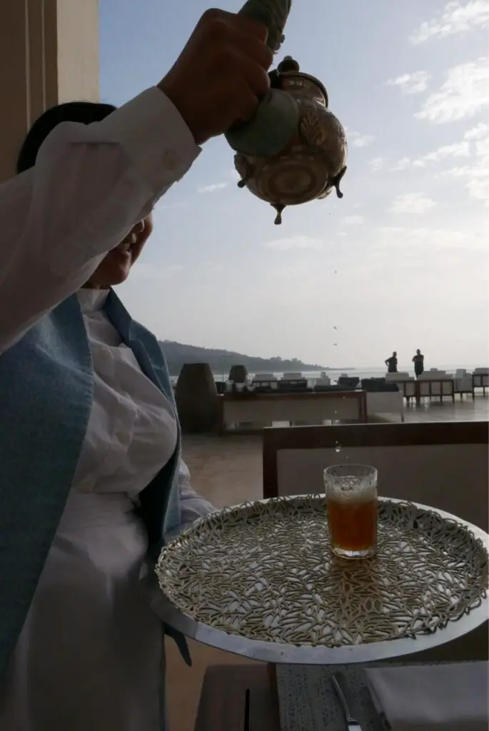 Thé à la menthe pour accompagner PDJ au Marchica Lagoon Resort à Nador au Maroc