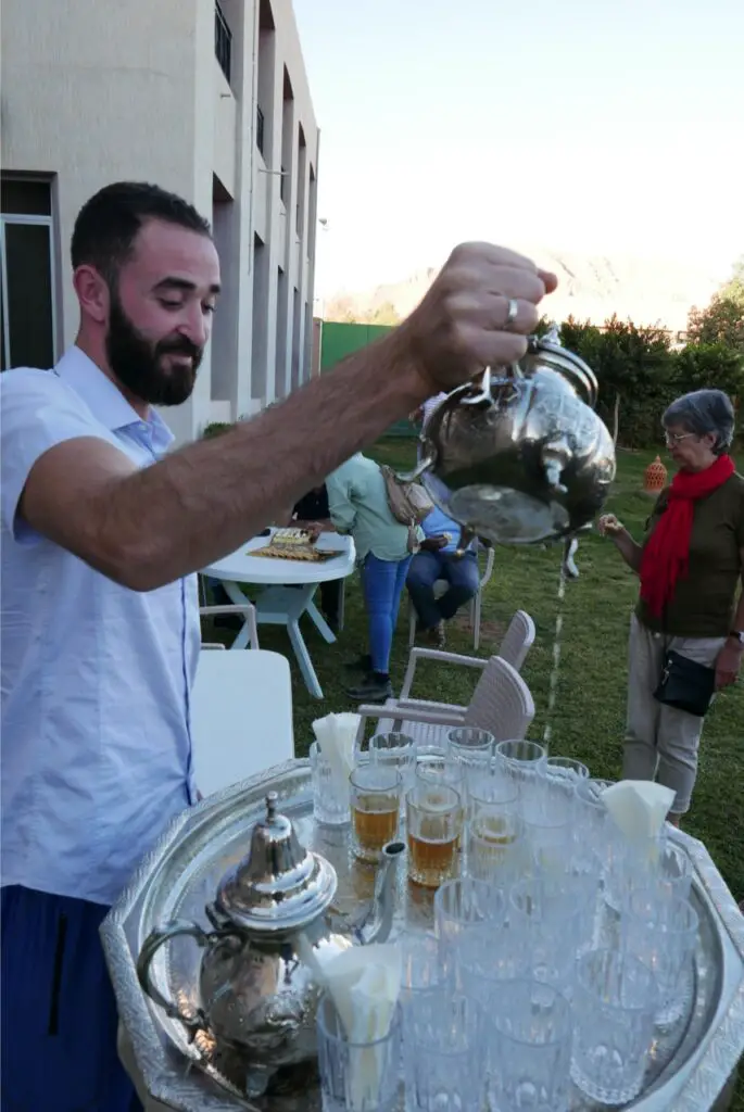 Thé à la menthe versé par Yassir guide marocain